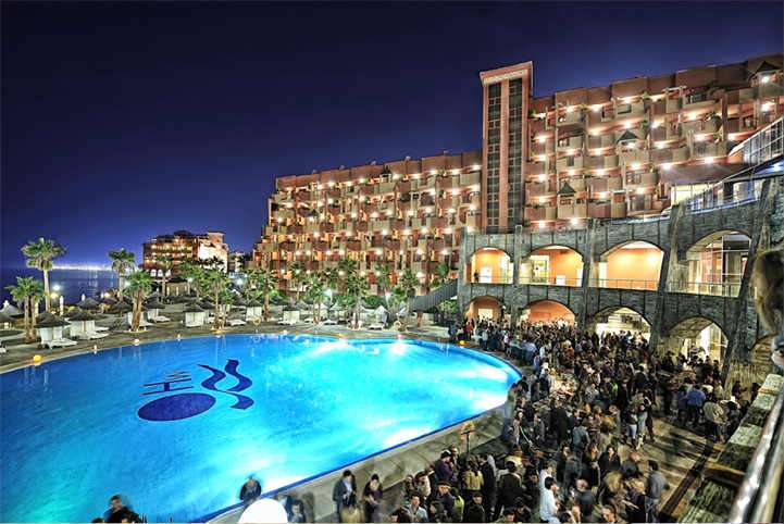 Hypnotist entrancing Polinesia Hotel